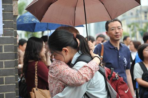 全國多地考生雨中赴考 6月7日,在上海市第三女子中學(xué)考點,一名家長和學(xué)生在考前擁抱。 當(dāng)日,2013年高考拉開帷幕。全國多地迎來降雨天氣,眾多考生雨中赴考。 新華社發(fā)(劉曉晶 攝)