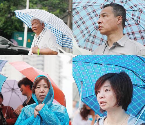 全國多地考生雨中赴考 6月7日,在南京市玄武高級中學(xué)太平門校區(qū)考點,考生家長撐著傘、穿著雨衣在考場外守候(拼版照片)。 當(dāng)日,2013年高考拉開帷幕。全國多地迎來降雨天氣,眾多考生雨中赴考。 新華社發(fā)(劉建華 攝)