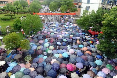 全國多地考生雨中赴考 6月7日,安徽銅陵市普降大到暴雨。這是在銅陵市第三中學(xué)外,數(shù)千名考生和陪考家長撐傘抵達考場。 當(dāng)日,2013年高考拉開帷幕。全國多地迎來降雨天氣,眾多考生雨中赴考。 新華社發(fā)(過仕寧 攝)