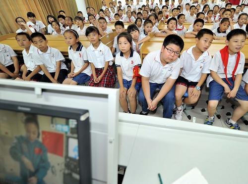 各地師生收看太空授課 6月20日,濟(jì)南市舜文中學(xué)小學(xué)部4年級的學(xué)生在圖書館收看太空授課。 當(dāng)日,神舟十號航天員在天宮一號開展基礎(chǔ)物理實驗,為青少年進(jìn)行太空授課,全國8萬余所中學(xué)6000余萬名師生同步收看。 新華社記者 徐速繪 攝