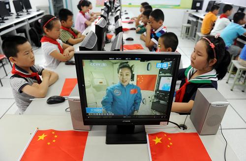 各地師生收看太空授課 6月20日,合肥市屯溪路小學(xué)陽光校區(qū)的小學(xué)生在收看太空授課。 當(dāng)日,神舟十號航天員在天宮一號開展基礎(chǔ)物理實驗,為青少年進(jìn)行太空授課,全國8萬余所中學(xué)6000余萬名師生同步收看。 新華社記者 劉軍喜 攝