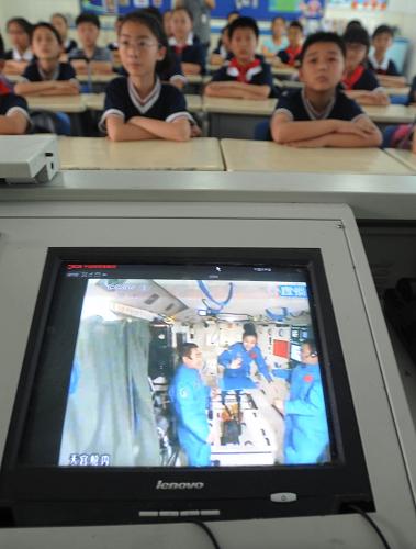 各地師生收看太空授課 6月20日,蘇州金閶外國語實驗學(xué)校學(xué)生在收看中國首次太空授課。 當(dāng)日,神舟十號航天員在天宮一號開展基礎(chǔ)物理實驗,為青少年進(jìn)行太空授課,全國8萬余所中學(xué)6000余萬名師生同步收看。 新華社發(fā)(杭興微 攝)