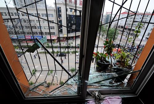 山西朔州飯店爆炸事故已造成3人死亡 事故原因正在調(diào)查 這是距離事故發(fā)生點(diǎn)100米的一戶(hù)居民家中窗戶(hù)被沖擊波損毀(6月20日攝)。 記者從朔州市事故救援指揮部了解到,截至6月20日8時(shí),發(fā)生于6月19日21時(shí)30分的朔州市開(kāi)發(fā)區(qū)小南國(guó)飯店爆炸事故已造成3人死亡,149人在醫(yī)院接受治療和觀察,其中危重病人19人。目前,事故原因正在調(diào)查。 新華社記者 燕雁 攝