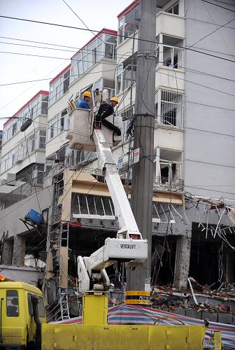 山西朔州飯店爆炸事故已造成3人死亡 事故原因正在調(diào)查 6月20日,兩名工人在事故現(xiàn)場(chǎng)拆卸被爆炸沖擊波損毀的電線。 記者從朔州市事故救援指揮部了解到,截至6月20日8時(shí),發(fā)生于6月19日21時(shí)30分的朔州市開(kāi)發(fā)區(qū)小南國(guó)飯店爆炸事故已造成3人死亡,149人在醫(yī)院接受治療和觀察,其中危重病人19人。目前,事故原因正在調(diào)查。 新華社記者 燕雁 攝