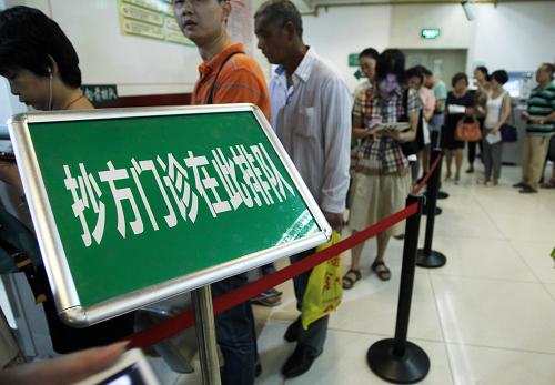 上海連續(xù)高溫 醫(yī)院日接診量破萬 7月5日,市民在上海市華山醫(yī)院內(nèi)排隊等待就診。 當(dāng)日,上海中心氣象臺發(fā)布高溫黃色預(yù)警信號,預(yù)計最高氣溫將超過35攝氏度,這已是申城連續(xù)5天拉響高溫預(yù)警。在高溫的“連擊”之下,上海市各大醫(yī)院門急診量大幅上升。據(jù)上海市衛(wèi)生和計劃生育委員會昨日發(fā)布的數(shù)據(jù)顯示,近日來,上海市各大醫(yī)院都迎來就診高峰,華山、仁濟(jì)、瑞金等各大醫(yī)院門急診量日均破萬。 新華社發(fā) (丁汀 攝)