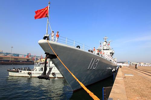 我海軍艦艇編隊(duì)出訪美國(guó)、澳大利亞、新西蘭三國(guó) 青島艦是我國(guó)國(guó)產(chǎn)第二代導(dǎo)彈驅(qū)逐艦,艦長(zhǎng)144米,艦寬15.6米,滿載排水量4800噸,具有較強(qiáng)的對(duì)海、對(duì)空、反潛和信息化攻防作戰(zhàn)能力(8月19日攝)。青島艦先后出色完成40余項(xiàng)重大任務(wù),曾出訪世界21國(guó)24港,并圓滿完成人民海軍首次環(huán)球航行,被譽(yù)為“外交明星艦”。 當(dāng)日,由海軍北海艦隊(duì)導(dǎo)彈驅(qū)逐艦青島艦、導(dǎo)彈護(hù)衛(wèi)艦臨沂艦和綜合補(bǔ)給艦洪澤湖艦組成的艦艇編隊(duì),在編隊(duì)指揮員、北海艦隊(duì)參謀長(zhǎng)魏鋼少將率領(lǐng)下,從青島某軍港啟航,踏上了訪問美國(guó)、澳大利亞、新西蘭三國(guó)的航程。 出訪期間,編隊(duì)將參加中美海軍海上聯(lián)合搜救演習(xí),演習(xí)將在夏威夷附近海域進(jìn)行,中美海軍將互派演習(xí)聯(lián)絡(luò)官和觀察員;在澳大利亞訪問期間,青島艦將在杰維斯灣參加由13個(gè)國(guó)家艦艇參演的東盟防長(zhǎng)擴(kuò)大會(huì)“海上安全”專家組實(shí)兵演習(xí),以及澳大利亞“軍艦進(jìn)駐悉尼港100周年”國(guó)際艦隊(duì)檢閱;之后,編隊(duì)將訪問新西蘭的奧克蘭港。 出訪編隊(duì)攜帶直升機(jī)1架,隨艦出訪官兵680余人,出訪總航程將達(dá)16000余海里。 新華社記者 查春明 攝