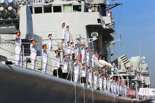 我海軍艦艇編隊(duì)出訪美國(guó)、澳大利亞、新西蘭三國(guó) 8月20日,即將出征的導(dǎo)彈驅(qū)逐艦青島艦官兵在甲板上分區(qū)列隊(duì)。 當(dāng)日,由海軍北海艦隊(duì)導(dǎo)彈驅(qū)逐艦青島艦、導(dǎo)彈護(hù)衛(wèi)艦臨沂艦和綜合補(bǔ)給艦洪澤湖艦組成的艦艇編隊(duì),在編隊(duì)指揮員、北海艦隊(duì)參謀長(zhǎng)魏鋼少將率領(lǐng)下,從青島某軍港啟航,踏上了訪問美國(guó)、澳大利亞、新西蘭三國(guó)的航程。 出訪期間,編隊(duì)將參加中美海軍海上聯(lián)合搜救演習(xí),演習(xí)將在夏威夷附近海域進(jìn)行,中美海軍將互派演習(xí)聯(lián)絡(luò)官和觀察員;在澳大利亞訪問期間,青島艦將在杰維斯灣參加由13個(gè)國(guó)家艦艇參演的東盟防長(zhǎng)擴(kuò)大會(huì)“海上安全”專家組實(shí)兵演習(xí),以及澳大利亞“軍艦進(jìn)駐悉尼港100周年”國(guó)際艦隊(duì)檢閱;之后,編隊(duì)將訪問新西蘭的奧克蘭港。 出訪編隊(duì)攜帶直升機(jī)1架,隨艦出訪官兵680余人,出訪總航程將達(dá)16000余海里。 新華社記者 查春明 攝