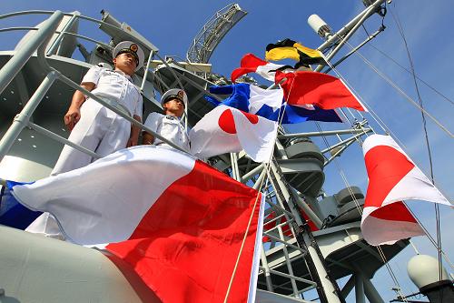 我海軍艦艇編隊(duì)出訪美國(guó)、澳大利亞、新西蘭三國(guó) 8月20日,導(dǎo)彈驅(qū)逐艦青島艦懸掛代滿旗。 當(dāng)日,由海軍北海艦隊(duì)導(dǎo)彈驅(qū)逐艦青島艦、導(dǎo)彈護(hù)衛(wèi)艦臨沂艦和綜合補(bǔ)給艦洪澤湖艦組成的艦艇編隊(duì),在編隊(duì)指揮員、北海艦隊(duì)參謀長(zhǎng)魏鋼少將率領(lǐng)下,從青島某軍港啟航,踏上了訪問美國(guó)、澳大利亞、新西蘭三國(guó)的航程。 出訪期間,編隊(duì)將參加中美海軍海上聯(lián)合搜救演習(xí),演習(xí)將在夏威夷附近海域進(jìn)行,中美海軍將互派演習(xí)聯(lián)絡(luò)官和觀察員;在澳大利亞訪問期間,青島艦將在杰維斯灣參加由13個(gè)國(guó)家艦艇參演的東盟防長(zhǎng)擴(kuò)大會(huì)“海上安全”專家組實(shí)兵演習(xí),以及澳大利亞“軍艦進(jìn)駐悉尼港100周年”國(guó)際艦隊(duì)檢閱;之后,編隊(duì)將訪問新西蘭的奧克蘭港。 出訪編隊(duì)攜帶直升機(jī)1架,隨艦出訪官兵680余人,出訪總航程將達(dá)16000余海里。 新華社記者 查春明 攝
