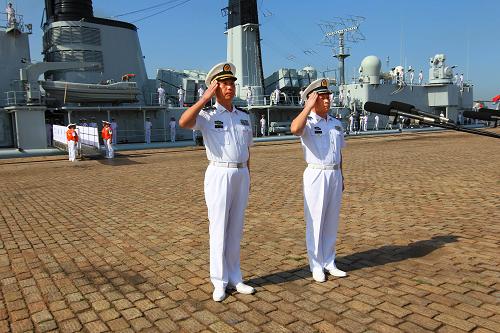 我海軍艦艇編隊(duì)出訪美國(guó)、澳大利亞、新西蘭三國(guó) 8月20日,編隊(duì)指揮員、北海艦隊(duì)參謀長(zhǎng)魏鋼少將(左)、編隊(duì)政委吳海巖大校(右)請(qǐng)示啟航。 當(dāng)日,由海軍北海艦隊(duì)導(dǎo)彈驅(qū)逐艦青島艦、導(dǎo)彈護(hù)衛(wèi)艦臨沂艦和綜合補(bǔ)給艦洪澤湖艦組成的艦艇編隊(duì),在編隊(duì)指揮員、北海艦隊(duì)參謀長(zhǎng)魏鋼少將率領(lǐng)下,從青島某軍港啟航,踏上了訪問美國(guó)、澳大利亞、新西蘭三國(guó)的航程。 出訪期間,編隊(duì)將參加中美海軍海上聯(lián)合搜救演習(xí),演習(xí)將在夏威夷附近海域進(jìn)行,中美海軍將互派演習(xí)聯(lián)絡(luò)官和觀察員;在澳大利亞訪問期間,青島艦將在杰維斯灣參加由13個(gè)國(guó)家艦艇參演的東盟防長(zhǎng)擴(kuò)大會(huì)“海上安全”專家組實(shí)兵演習(xí),以及澳大利亞“軍艦進(jìn)駐悉尼港100周年”國(guó)際艦隊(duì)檢閱;之后,編隊(duì)將訪問新西蘭的奧克蘭港。 出訪編隊(duì)攜帶直升機(jī)1架,隨艦出訪官兵680余人,出訪總航程將達(dá)16000余海里。 新華社記者 查春明 攝