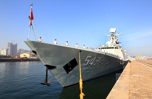 我海軍艦艇編隊(duì)出訪美國(guó)、澳大利亞、新西蘭三國(guó) 臨沂艦是我國(guó)自行設(shè)計(jì)建造的新型導(dǎo)彈護(hù)衛(wèi)艦,艦長(zhǎng)134米,艦寬16米,滿載排水量4000多噸,具有對(duì)海、對(duì)空、反潛、對(duì)岸火力支援等多方面作戰(zhàn)功能,是海軍現(xiàn)代化水平較高的主戰(zhàn)艦艇(8月19日攝)。此次是該艦第一次執(zhí)行出訪任務(wù)。 當(dāng)日,由海軍北海艦隊(duì)導(dǎo)彈驅(qū)逐艦青島艦、導(dǎo)彈護(hù)衛(wèi)艦臨沂艦和綜合補(bǔ)給艦洪澤湖艦組成的艦艇編隊(duì),在編隊(duì)指揮員、北海艦隊(duì)參謀長(zhǎng)魏鋼少將率領(lǐng)下,從青島某軍港啟航,踏上了訪問美國(guó)、澳大利亞、新西蘭三國(guó)的航程。 出訪期間,編隊(duì)將參加中美海軍海上聯(lián)合搜救演習(xí),演習(xí)將在夏威夷附近海域進(jìn)行,中美海軍將互派演習(xí)聯(lián)絡(luò)官和觀察員;在澳大利亞訪問期間,青島艦將在杰維斯灣參加由13個(gè)國(guó)家艦艇參演的東盟防長(zhǎng)擴(kuò)大會(huì)“海上安全”專家組實(shí)兵演習(xí),以及澳大利亞“軍艦進(jìn)駐悉尼港100周年”國(guó)際艦隊(duì)檢閱;之后,編隊(duì)將訪問新西蘭的奧克蘭港。 出訪編隊(duì)攜帶直升機(jī)1架,隨艦出訪官兵680余人,出訪總航程將達(dá)16000余海里。 新華社記者 查春明 攝