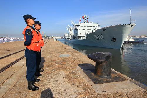 我海軍艦艇編隊(duì)出訪美國(guó)、澳大利亞、新西蘭三國(guó) 8月20日,綜合補(bǔ)給艦洪澤湖艦駛離青島港碼頭。 當(dāng)日,由海軍北海艦隊(duì)導(dǎo)彈驅(qū)逐艦青島艦、導(dǎo)彈護(hù)衛(wèi)艦臨沂艦和綜合補(bǔ)給艦洪澤湖艦組成的艦艇編隊(duì),在編隊(duì)指揮員、北海艦隊(duì)參謀長(zhǎng)魏鋼少將率領(lǐng)下,從青島某軍港啟航,踏上了訪問美國(guó)、澳大利亞、新西蘭三國(guó)的航程。 出訪期間,編隊(duì)將參加中美海軍海上聯(lián)合搜救演習(xí),演習(xí)將在夏威夷附近海域進(jìn)行,中美海軍將互派演習(xí)聯(lián)絡(luò)官和觀察員;在澳大利亞訪問期間,青島艦將在杰維斯灣參加由13個(gè)國(guó)家艦艇參演的東盟防長(zhǎng)擴(kuò)大會(huì)“海上安全”專家組實(shí)兵演習(xí),以及澳大利亞“軍艦進(jìn)駐悉尼港100周年”國(guó)際艦隊(duì)檢閱;之后,編隊(duì)將訪問新西蘭的奧克蘭港。 出訪編隊(duì)攜帶直升機(jī)1架,隨艦出訪官兵680余人,出訪總航程將達(dá)16000余海里。 新華社記者 查春明 攝
