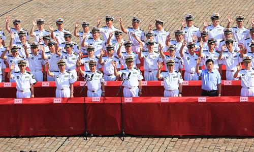 我海軍艦艇編隊出訪美國、澳大利亞、新西蘭三國 8月20日,海軍在碼頭進行隆重歡送儀式。 當日,由海軍北海艦隊導(dǎo)彈驅(qū)逐艦青島艦、導(dǎo)彈護衛(wèi)艦臨沂艦和綜合補給艦洪澤湖艦組成的艦艇編隊,在編隊指揮員、北海艦隊參謀長魏鋼少將率領(lǐng)下,從青島某軍港啟航,踏上了訪問美國、澳大利亞、新西蘭三國的航程。 出訪期間,編隊將參加中美海軍海上聯(lián)合搜救演習,演習將在夏威夷附近海域進行,中美海軍將互派演習聯(lián)絡(luò)官和觀察員;在澳大利亞訪問期間,青島艦將在杰維斯灣參加由13個國家艦艇參演的東盟防長擴大會“海上安全”專家組實兵演習,以及澳大利亞“軍艦進駐悉尼港100周年”國際艦隊檢閱;之后,編隊將訪問新西蘭的奧克蘭港。 出訪編隊攜帶直升機1架,隨艦出訪官兵680余人,出訪總航程將達16000余海里。 新華社記者 查春明 攝