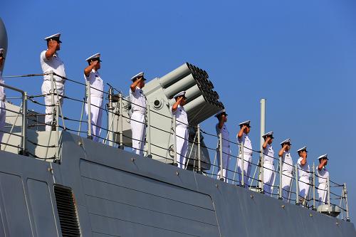 我海軍艦艇編隊出訪美國、澳大利亞、新西蘭三國 8月20日,即將出征的導(dǎo)彈護衛(wèi)艦臨沂艦官兵在甲板上整齊分區(qū)列隊。 當日,由海軍北海艦隊導(dǎo)彈驅(qū)逐艦青島艦、導(dǎo)彈護衛(wèi)艦臨沂艦和綜合補給艦洪澤湖艦組成的艦艇編隊,在編隊指揮員、北海艦隊參謀長魏鋼少將率領(lǐng)下,從青島某軍港啟航,踏上了訪問美國、澳大利亞、新西蘭三國的航程。 出訪期間,編隊將參加中美海軍海上聯(lián)合搜救演習,演習將在夏威夷附近海域進行,中美海軍將互派演習聯(lián)絡(luò)官和觀察員;在澳大利亞訪問期間,青島艦將在杰維斯灣參加由13個國家艦艇參演的東盟防長擴大會“海上安全”專家組實兵演習,以及澳大利亞“軍艦進駐悉尼港100周年”國際艦隊檢閱;之后,編隊將訪問新西蘭的奧克蘭港。 出訪編隊攜帶直升機1架,隨艦出訪官兵680余人,出訪總航程將達16000余海里。 新華社記者 查春明 攝