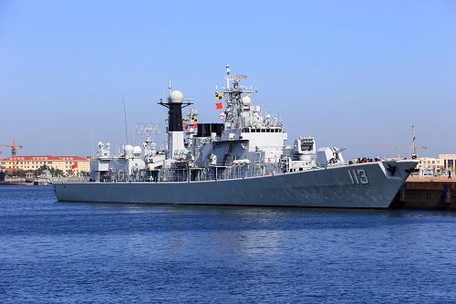 我海軍艦艇編隊出訪美國、澳大利亞、新西蘭三國 青島艦是我國國產(chǎn)第二代導(dǎo)彈驅(qū)逐艦,艦長144米,艦寬15.6米,滿載排水量4800噸,具有較強的對海、對空、反潛和信息化攻防作戰(zhàn)能力(8月19日攝)。青島艦先后出色完成40余項重大任務(wù),曾出訪世界21國24港,并圓滿完成人民海軍首次環(huán)球航行,被譽為“外交明星艦”。 當日,由海軍北海艦隊導(dǎo)彈驅(qū)逐艦青島艦、導(dǎo)彈護衛(wèi)艦臨沂艦和綜合補給艦洪澤湖艦組成的艦艇編隊,在編隊指揮員、北海艦隊參謀長魏鋼少將率領(lǐng)下,從青島某軍港啟航,踏上了訪問美國、澳大利亞、新西蘭三國的航程。 出訪期間,編隊將參加中美海軍海上聯(lián)合搜救演習,演習將在夏威夷附近海域進行,中美海軍將互派演習聯(lián)絡(luò)官和觀察員;在澳大利亞訪問期間,青島艦將在杰維斯灣參加由13個國家艦艇參演的東盟防長擴大會“海上安全”專家組實兵演習,以及澳大利亞“軍艦進駐悉尼港100周年”國際艦隊檢閱;之后,編隊將訪問新西蘭的奧克蘭港。 出訪編隊攜帶直升機1架,隨艦出訪官兵680余人,出訪總航程將達16000余海里。 新華社記者 查春明 攝