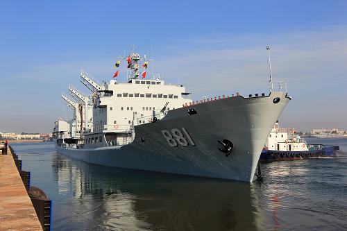 我海軍艦艇編隊出訪美國、澳大利亞、新西蘭三國 洪澤湖艦是大型遠洋綜合補給艦,艦長168米,艦寬21米,滿載排水量20000余噸,主要擔負艦艇編隊燃油、淡水、食品伴隨補給保障任務(wù),可在復(fù)雜海況下進行立體補給,是名副其實的“大洋浮動基地”(8月19日攝)。洪澤湖艦服役以來,曾先后出訪世界25個國家28個港口。 當日,由海軍北海艦隊導(dǎo)彈驅(qū)逐艦青島艦、導(dǎo)彈護衛(wèi)艦臨沂艦和綜合補給艦洪澤湖艦組成的艦艇編隊,在編隊指揮員、北海艦隊參謀長魏鋼少將率領(lǐng)下,從青島某軍港啟航,踏上了訪問美國、澳大利亞、新西蘭三國的航程。 出訪期間,編隊將參加中美海軍海上聯(lián)合搜救演習,演習將在夏威夷附近海域進行,中美海軍將互派演習聯(lián)絡(luò)官和觀察員;在澳大利亞訪問期間,青島艦將在杰維斯灣參加由13個國家艦艇參演的東盟防長擴大會“海上安全”專家組實兵演習,以及澳大利亞“軍艦進駐悉尼港100周年”國際艦隊檢閱;之后,編隊將訪問新西蘭的奧克蘭港。 出訪編隊攜帶直升機1架,隨艦出訪官兵680余人,出訪總航程將達16000余海里。 新華社記者 查春明 攝