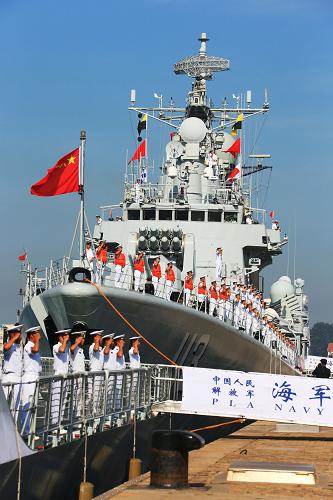 我海軍艦艇編隊出訪美國、澳大利亞、新西蘭三國 8月20日,即將出征的臨沂艦、青島艦官兵在甲板上分區(qū)列隊。 當日,由海軍北海艦隊導(dǎo)彈驅(qū)逐艦青島艦、導(dǎo)彈護衛(wèi)艦臨沂艦和綜合補給艦洪澤湖艦組成的艦艇編隊,在編隊指揮員、北海艦隊參謀長魏鋼少將率領(lǐng)下,從青島某軍港啟航,踏上了訪問美國、澳大利亞、新西蘭三國的航程。 出訪期間,編隊將參加中美海軍海上聯(lián)合搜救演習,演習將在夏威夷附近海域進行,中美海軍將互派演習聯(lián)絡(luò)官和觀察員;在澳大利亞訪問期間,青島艦將在杰維斯灣參加由13個國家艦艇參演的東盟防長擴大會“海上安全”專家組實兵演習,以及澳大利亞“軍艦進駐悉尼港100周年”國際艦隊檢閱;之后,編隊將訪問新西蘭的奧克蘭港。 出訪編隊攜帶直升機1架,隨艦出訪官兵680余人,出訪總航程將達16000余海里。 新華社記者 查春明 攝