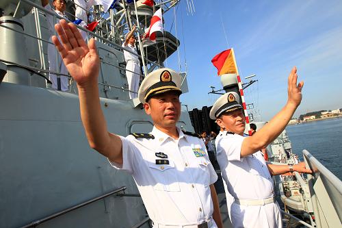 我海軍艦艇編隊出訪美國、澳大利亞、新西蘭三國 8月20日,編隊指揮員、北海艦隊參謀長魏鋼少將(左)、編隊政委吳海巖大校(右)向歡送人群揮手致意。 當日,由海軍北海艦隊導(dǎo)彈驅(qū)逐艦青島艦、導(dǎo)彈護衛(wèi)艦臨沂艦和綜合補給艦洪澤湖艦組成的艦艇編隊,在編隊指揮員、北海艦隊參謀長魏鋼少將率領(lǐng)下,從青島某軍港啟航,踏上了訪問美國、澳大利亞、新西蘭三國的航程。 出訪期間,編隊將參加中美海軍海上聯(lián)合搜救演習,演習將在夏威夷附近海域進行,中美海軍將互派演習聯(lián)絡(luò)官和觀察員;在澳大利亞訪問期間,青島艦將在杰維斯灣參加由13個國家艦艇參演的東盟防長擴大會“海上安全”專家組實兵演習,以及澳大利亞“軍艦進駐悉尼港100周年”國際艦隊檢閱;之后,編隊將訪問新西蘭的奧克蘭港。 出訪編隊攜帶直升機1架,隨艦出訪官兵680余人,出訪總航程將達16000余海里。 新華社記者 查春明 攝