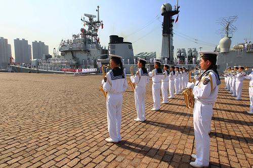 我海軍艦艇編隊出訪美國、澳大利亞、新西蘭三國 8月20日,海軍在青島某軍港舉行隆重歡送儀式。 當日,由海軍北海艦隊導(dǎo)彈驅(qū)逐艦青島艦、導(dǎo)彈護衛(wèi)艦臨沂艦和綜合補給艦洪澤湖艦組成的艦艇編隊,在編隊指揮員、北海艦隊參謀長魏鋼少將率領(lǐng)下,從青島某軍港啟航,踏上了訪問美國、澳大利亞、新西蘭三國的航程。 出訪期間,編隊將參加中美海軍海上聯(lián)合搜救演習,演習將在夏威夷附近海域進行,中美海軍將互派演習聯(lián)絡(luò)官和觀察員;在澳大利亞訪問期間,青島艦將在杰維斯灣參加由13個國家艦艇參演的東盟防長擴大會“海上安全”專家組實兵演習,以及澳大利亞“軍艦進駐悉尼港100周年”國際艦隊檢閱;之后,編隊將訪問新西蘭的奧克蘭港。 出訪編隊攜帶直升機1架,隨艦出訪官兵680余人,出訪總航程將達16000余海里。 新華社記者 查春明 攝