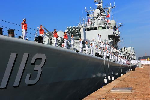 我海軍艦艇編隊出訪美國、澳大利亞、新西蘭三國 8月20日,即將出征的導(dǎo)彈驅(qū)逐艦青島艦官兵在甲板上分區(qū)列隊。 當日,由海軍北海艦隊導(dǎo)彈驅(qū)逐艦青島艦、導(dǎo)彈護衛(wèi)艦臨沂艦和綜合補給艦洪澤湖艦組成的艦艇編隊,在編隊指揮員、北海艦隊參謀長魏鋼少將率領(lǐng)下,從青島某軍港啟航,踏上了訪問美國、澳大利亞、新西蘭三國的航程。 出訪期間,編隊將參加中美海軍海上聯(lián)合搜救演習,演習將在夏威夷附近海域進行,中美海軍將互派演習聯(lián)絡(luò)官和觀察員;在澳大利亞訪問期間,青島艦將在杰維斯灣參加由13個國家艦艇參演的東盟防長擴大會“海上安全”專家組實兵演習,以及澳大利亞“軍艦進駐悉尼港100周年”國際艦隊檢閱;之后,編隊將訪問新西蘭的奧克蘭港。 出訪編隊攜帶直升機1架,隨艦出訪官兵680余人,出訪總航程將達16000余海里。 新華社記者 查春明 攝
