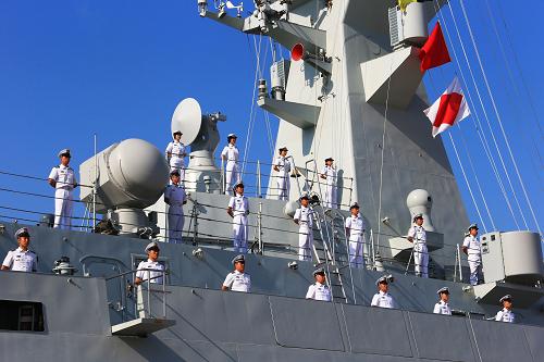 我海軍艦艇編隊出訪美國、澳大利亞、新西蘭三國 8月20日,即將出征的導(dǎo)彈護衛(wèi)艦臨沂艦官兵在甲板上分區(qū)列隊。 當日,由海軍北海艦隊導(dǎo)彈驅(qū)逐艦青島艦、導(dǎo)彈護衛(wèi)艦臨沂艦和綜合補給艦洪澤湖艦組成的艦艇編隊,在編隊指揮員、北海艦隊參謀長魏鋼少將率領(lǐng)下,從青島某軍港啟航,踏上了訪問美國、澳大利亞、新西蘭三國的航程。 出訪期間,編隊將參加中美海軍海上聯(lián)合搜救演習,演習將在夏威夷附近海域進行,中美海軍將互派演習聯(lián)絡(luò)官和觀察員;在澳大利亞訪問期間,青島艦將在杰維斯灣參加由13個國家艦艇參演的東盟防長擴大會“海上安全”專家組實兵演習,以及澳大利亞“軍艦進駐悉尼港100周年”國際艦隊檢閱;之后,編隊將訪問新西蘭的奧克蘭港。 出訪編隊攜帶直升機1架,隨艦出訪官兵680余人,出訪總航程將達16000余海里。 新華社記者 查春明 攝