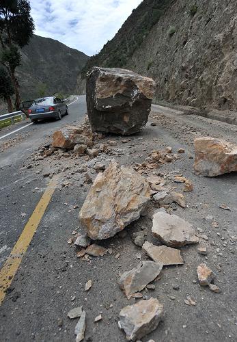 川滇交界發(fā)生5.1級地震 房屋受損嚴重道路通行受阻 8月28日,因地震震下的石塊在云南省迪慶藏族自治州香格里拉縣與德欽縣間的公路上。 當(dāng)日4時44分,云南省迪慶州德欽縣、香格里拉縣與四川省甘孜州得榮縣交界一帶發(fā)生5.1級地震。德欽縣奔子欄鎮(zhèn)和香格里拉縣尼西鄉(xiāng)震感強烈,得榮縣子庚、古學(xué)、八日、奔都、松麥5個鄉(xiāng)鎮(zhèn)有較強震感,目前云南震區(qū)房屋受損比較嚴重、道路通行受阻,尚無人員傷亡報告。 新華社記者 藺以光 攝