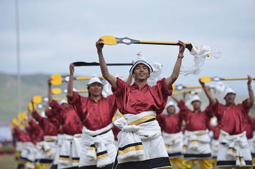 甘肅甘南藏族自治州慶祝建州60周年 8月29日,瑪曲縣群眾在甘肅甘南藏族自治州建州六十周年慶?;顒?dòng)上表演節(jié)目。 當(dāng)日,甘肅省甘南藏族自治州各族群眾身著節(jié)日盛裝,載歌載舞,歡慶甘南州60周年生日。甘南藏族自治州成立于1953年10月1日。60年來,甘南州經(jīng)濟(jì)、社會(huì)、文化等各項(xiàng)事業(yè)取得了長(zhǎng)足發(fā)展。 新華社發(fā)(后俊 攝)