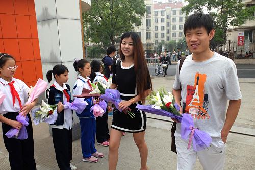 教師節(jié)學(xué)校統(tǒng)一贈(zèng)鮮花 杜絕學(xué)生私自送禮 9月10日,在濟(jì)南市舜文中學(xué),兩名教師手持鮮花進(jìn)入校園,這些鮮花由學(xué)校統(tǒng)一采購(gòu)。 當(dāng)日,濟(jì)南市舜文中學(xué)的學(xué)生向到校的教師送上學(xué)校統(tǒng)一采購(gòu)的鮮花表達(dá)教師節(jié)的祝賀。該校明確規(guī)定:教師節(jié)杜絕學(xué)生和家長(zhǎng)私自向教師送禮。 新華社記者 徐速繪 攝