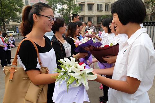教師節(jié)學(xué)校統(tǒng)一贈(zèng)鮮花 杜絕學(xué)生私自送禮 9月10日,濟(jì)南市舜文中學(xué)的學(xué)生在校門口向老師送上學(xué)校統(tǒng)一采購(gòu)的鮮花。 當(dāng)日,濟(jì)南市舜文中學(xué)的學(xué)生向到校的教師送上學(xué)校統(tǒng)一采購(gòu)的鮮花表達(dá)教師節(jié)的祝賀。該校明確規(guī)定:教師節(jié)杜絕學(xué)生和家長(zhǎng)私自向教師送禮。 新華社記者 徐速繪 攝
