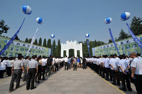 抗戰(zhàn)英烈祭奠儀式在湖南芷江舉行 9月15日,抗戰(zhàn)英烈祭奠儀式在湖南省懷化市芷江縣的中國人民抗日戰(zhàn)爭勝利受降舊址舉行。當(dāng)?shù)馗鹘缛耸亢筒糠謥碜耘_(tái)灣的抗戰(zhàn)老兵共同沉思?xì)v史,緬懷先烈,接受愛國主義教育。 新華社記者 程婷婷攝