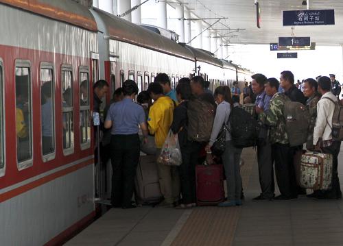 新疆奎屯至陜西西安的1044次旅客列車更換成空調(diào)車 游客在石河子火車站準(zhǔn)備登乘新?lián)Q裝的首趟新疆奎屯至陜西西安的1044次旅客列車(9月15日攝)。 自9月15日開始,新疆奎屯至陜西西安的1044次旅客列車由原來的“綠皮車”,更換成空調(diào)車體。至此,除新疆阿克蘇至陜西寶雞間的1661/2次列車仍是“綠皮車”外,其他所有從新疆開往內(nèi)地的旅客列車,均已更換為空調(diào)車體。 新華社記者 趙戈攝