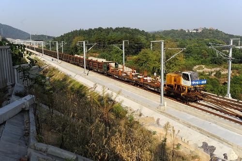武黃城際鐵路單線長軌貫通 10月13日,運(yùn)軌車在武黃城際鐵路運(yùn)送鋼軌。 10月14日,武(漢)黃(石)城際鐵路實(shí)現(xiàn)單線長軌鋪設(shè)貫通。該鐵路由中鐵十一局三公司鋪架施工,是武漢城市圈內(nèi)連接武漢市與黃石市的快速城際鐵路,全長97公里,起自武昌站,終點(diǎn)黃石大冶北站,列車設(shè)計時速為200公里及以上,直達(dá)運(yùn)行時間不到30分鐘。武黃城際鐵路將于今年11月進(jìn)行聯(lián)調(diào)聯(lián)試,計劃年底通車試運(yùn)營。 新華社記者 郝同前 攝