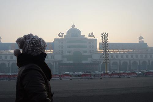吉林遭遇霧霾天氣 12月17日,吉林白城市民戴口罩出行。 12月16日18時,吉林省氣象臺發(fā)布霾黃色預(yù)警。從17日清晨開始,長春、四平地區(qū)東部、遼源、吉林地區(qū)西部出現(xiàn)霧霾天氣。受霧霾影響,17日8時長春市的空氣質(zhì)量指數(shù)(AQI)為305,屬嚴重污染。 新華社記者林宏攝