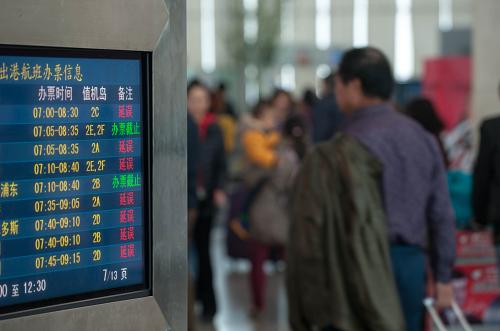 重慶大霧致機(jī)場(chǎng)近百航班延誤 12月18日,重慶江北國際機(jī)場(chǎng)候機(jī)樓內(nèi)的航班信息顯示屏顯示多架次航班延誤。 當(dāng)日,重慶市氣象臺(tái)再次發(fā)布大霧黃色預(yù)警,預(yù)警從凌晨2時(shí)持續(xù)到11時(shí)。由于大霧造成能見度低,起降條件不足,當(dāng)日重慶江北國際機(jī)場(chǎng)進(jìn)出航班大面積受到影響。截至上午10時(shí)10分,重慶江北國際機(jī)場(chǎng)共計(jì)有80個(gè)進(jìn)出港航班出現(xiàn)延誤。 新華社記者 劉潺 攝