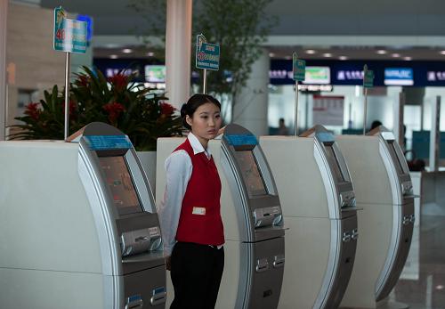 重慶大霧致機(jī)場(chǎng)近百航班延誤 12月18日,由于航班大面積延誤,重慶江北國際機(jī)場(chǎng)候機(jī)樓內(nèi)的自助值機(jī)前十分冷清。 當(dāng)日,重慶市氣象臺(tái)再次發(fā)布大霧黃色預(yù)警,預(yù)警從凌晨2時(shí)持續(xù)到11時(shí)。由于大霧造成能見度低,起降條件不足,當(dāng)日重慶江北國際機(jī)場(chǎng)進(jìn)出航班大面積受到影響。截至上午10時(shí)10分,重慶江北國際機(jī)場(chǎng)共計(jì)有80個(gè)進(jìn)出港航班出現(xiàn)延誤。 新華社記者 劉潺 攝