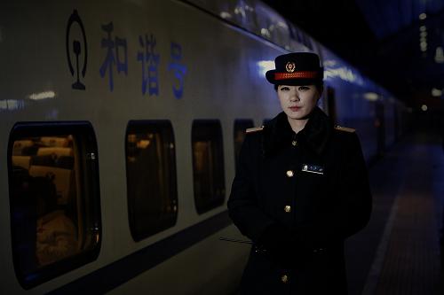午夜時分的鐵路人 春節(jié)的腳步越來越近,節(jié)前最后一個周末,全國公路、鐵路、民航、水路迎來節(jié)前出行客流最高峰。夜深人靜的時候,一趟趟列車載滿回家的幸福,而鐵路人在各自的崗位上,為這份幸福默默堅守著。 吳茜,北京站站臺客運員。她的主要任務(wù)是維持站臺的秩序,組織旅客上下車,保證旅客的安全。“特別要注意,不能讓小孩跌下站臺。”談到自己的工作,吳茜覺得這一點尤其重要。(1月27日凌晨攝于北京站) 新華社記者邢廣利攝