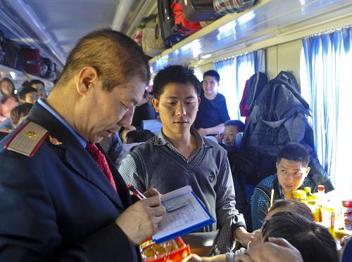 新疆鐵路迎來節(jié)后旅客返程高峰 2月11日,列車乘務員在成都開往烏魯木齊的K453次列車上檢查旅客車票。 烏魯木齊鐵路局數據顯示,目前新疆鐵路部門迎來新一輪返程高峰,進疆列車車票較為緊張。針對新疆出現的低溫冰雪天氣,烏魯木齊鐵路公安處、客運段等部門相應出臺各項服務保障措施,讓旅客安全溫馨出行。 新華社記者 趙戈 攝