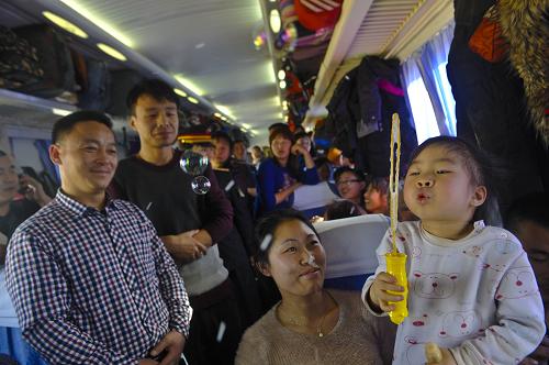 新疆鐵路迎來節(jié)后旅客返程高峰 2月11日,一名小朋友在成都開往烏魯木齊的K453次列車上吹泡泡,引得周圍旅客紛紛觀看。 烏魯木齊鐵路局數據顯示,目前新疆鐵路部門迎來新一輪返程高峰,進疆列車車票較為緊張。針對新疆出現的低溫冰雪天氣,烏魯木齊鐵路公安處、客運段等部門相應出臺各項服務保障措施,讓旅客安全溫馨出行。 新華社記者 趙戈 攝