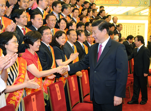 6月27日,中央直屬機(jī)關(guān)先進(jìn)基層黨組織、優(yōu)秀共產(chǎn)黨員、優(yōu)秀黨務(wù)工作者表彰大會(huì)在北京人民大會(huì)堂舉行。會(huì)前,中共中央政治局常委、中央書(shū)記處書(shū)記、國(guó)家副主席習(xí)近平親切會(huì)見(jiàn)與會(huì)同志并講話,向受到表彰的先進(jìn)集體和先進(jìn)個(gè)人表示熱烈祝賀,向中直機(jī)關(guān)全體黨員和廣大干部職工表示誠(chéng)摯問(wèn)候。新華社記者 劉建生 攝