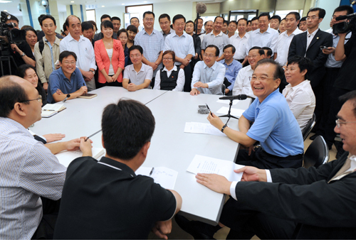 9月14日至15日,中共中央政治局常委、國務(wù)院總理溫家寶在大連考察。這是9月15日上午,溫家寶在大連市沙河口區(qū)就業(yè)與社會保障服務(wù)中心的服務(wù)大廳與部分用工企業(yè)負責(zé)人座談。新華社記者馬占成攝