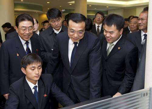 10月24日,中共中央政治局常委、國務(wù)院副總理李克強(qiáng)在平壤參觀金日成綜合大學(xué)。這是李克強(qiáng)同學(xué)生親切交流。 新華社記者 黃敬文 攝