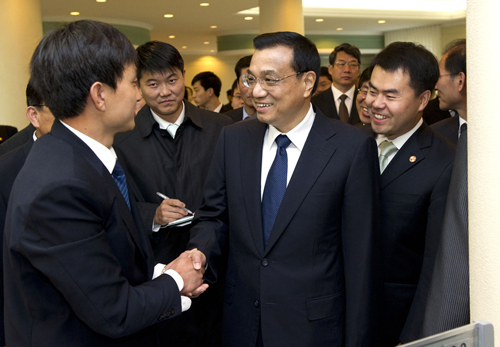 10月24日,中共中央政治局常委、國務(wù)院副總理李克強(qiáng)在平壤參觀金日成綜合大學(xué)。這是李克強(qiáng)同學(xué)生親切交流。 新華社記者 黃敬文 攝