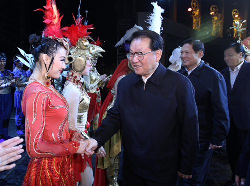 12月5日晚,中共中央政治局常委李長(zhǎng)春來到北京歡樂谷華僑城大劇院,觀看由華僑城集團(tuán)原創(chuàng)的大型舞蹈詩劇《金面王朝》。這是演出結(jié)束后,李長(zhǎng)春等上臺(tái)祝賀演出成功。新華社記者 龐興雷 攝