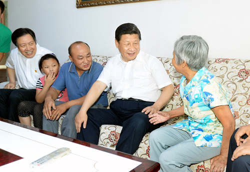 7月11日至12日,中共中央總書記、國家主席、中央軍委主席習(xí)近平在河北省調(diào)研指導(dǎo)黨的群眾路線教育實(shí)踐活動(dòng)。這是在正定縣塔元莊村村民解建勇(左三)家,習(xí)近平同一家三代圍坐一起,詳細(xì)詢問家庭收入怎么樣、孩子書讀得怎么樣、村里的公共服務(wù)好不好。