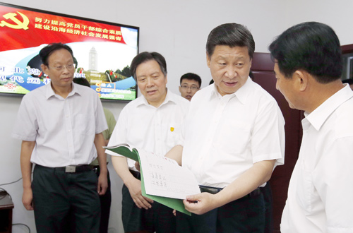 7月11日至12日,中共中央總書記、國家主席、中央軍委主席習(xí)近平在河北省調(diào)研指導(dǎo)黨的群眾路線教育實(shí)踐活動(dòng)。這是習(xí)近平在正定縣塔元莊村了解村里近年來的發(fā)展變化和村黨支部、村委會(huì)開展工作的情況。