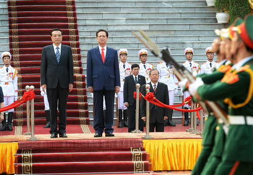 10月13日,中國國務(wù)院總理李克強在河內(nèi)越南總理府同越南總理阮晉勇舉行會談。這是會談前,李克強出席阮晉勇在越南主席府廣場為他舉行的隆重的歡迎儀式。新華社記者 劉建生 攝