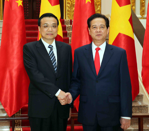 10月13日,中國國務(wù)院總理李克強在河內(nèi)越南總理府同越南總理阮晉勇舉行會談。 新華社記者 劉衛(wèi)兵 攝