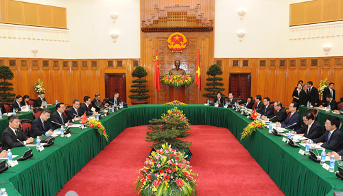 10月13日,中國國務(wù)院總理李克強在河內(nèi)越南總理府同越南總理阮晉勇舉行會談。 新華社記者 劉建生 攝