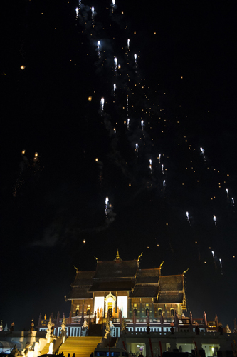 10月12日晚,中國國務院總理李克強在泰國清邁與泰國總理英拉身穿民族服裝,共同放飛“孔明燈”,為中泰友好祝福。這是天空中的“孔明燈”。新華社記者 黃敬文 攝
