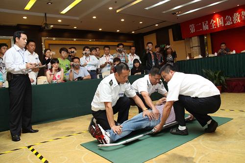 5月26日,參賽選手在現(xiàn)場對(duì)“傷員”進(jìn)行緊急救援。當(dāng)日,為期3天的第二屆全國急救駕駛員崗位技能大賽在無錫開賽。來自全國25個(gè)?。▍^(qū)、市)急救中心代表隊(duì)的200多人參加了現(xiàn)場緊急救援、急救駕駛員救援技能和駕駛技能實(shí)際操作以及理論知識(shí)等項(xiàng)目的比賽。新華社發(fā)(盛國平 攝)