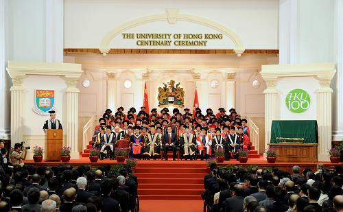 8月18日,香港大學(xué)舉行百周年校慶典禮,國務(wù)院副總理李克強(qiáng)出席典禮并致辭。這是李克強(qiáng)(中)在典禮上。